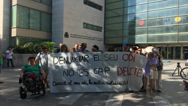 Concentración de apoyo a los investigados por la denuncia de HazteOír. Concentración de apoyo a los investigados por la denuncia de HazteOír.
