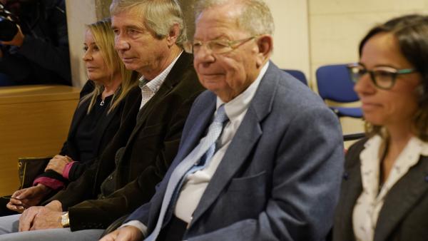 (I-D) La viuda de Camilo José Cela, Marina Castaño; el exdirector gerente de la Fundación Camilo José Cela, Tomás Cavanna; el exconselleiro de la Xunta de Galicia, Dositeo Rodriguez; y la hija de éste, Covadonga Rodríguez, sentados en el banquillo de los (I-D) La viuda de Camilo José Cela, Marina Castaño; el exdirector gerente de la Fundación Camilo José Cela, Tomás Cavanna; el exconselleiro de la Xunta de Galicia, Dositeo Rodriguez; y la hija de éste, Covadonga Rodríguez, sentados en el banquillo de los