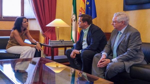 Gustavo de Medina (Presidente de ASET), Marta Bosquet (Presidenta del Parlamento) y Francisco Guerrero (Vicepresidente I de ASET) en la reunión. Gustavo de Medina (Presidente de ASET), Marta Bosquet (Presidenta del Parlamento) y Francisco Guerrero (Vicepresidente I de ASET) en la reunión.