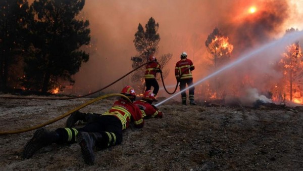 Bomberos luchando contra un incendio en Portugal Bomberos luchando contra un incendio en Portugal