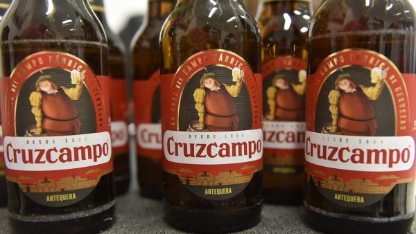 Botellines de Cruzcampo que muestran Antequera Botellines de Cruzcampo que muestran Antequera