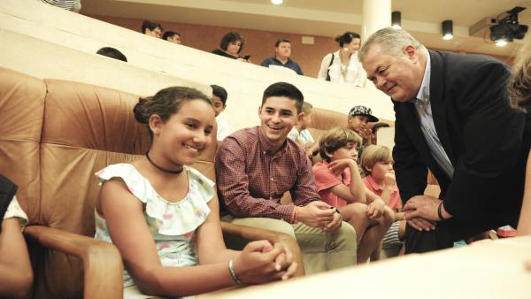 El presidente del Parlamento, Joaquín Gómez, recibe a 81 niños sarahuis en el Parlamento El presidente del Parlamento, Joaquín Gómez, recibe a 81 niños sarahuis en el Parlamento
