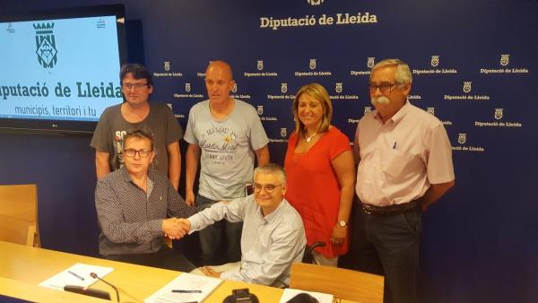 Joan Talarn y Jordi Latorre se estrechan la mano junto a otros negociadores del pacto Joan Talarn y Jordi Latorre se estrechan la mano junto a otros negociadores del pacto