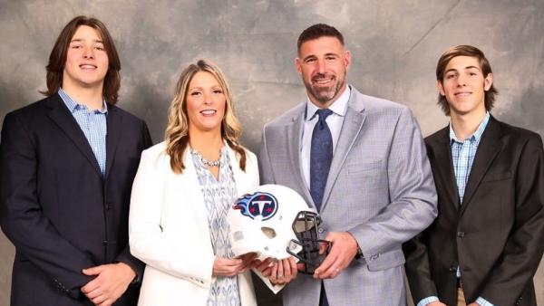 El entrenador Mike Vrabel con su familia El entrenador Mike Vrabel con su familia