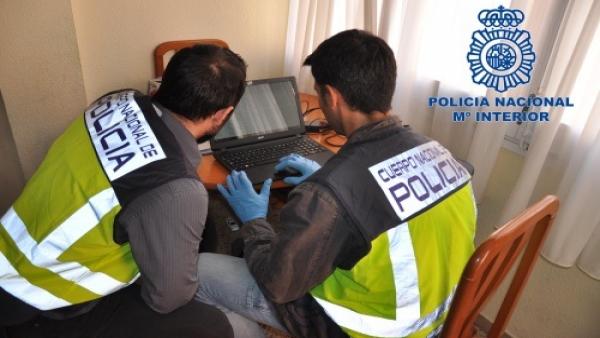 La Policía Nacional detiene en Albacete a cuatro personas que extorsionaban por Internet. La Policía Nacional detiene en Albacete a cuatro personas que extorsionaban por Internet.