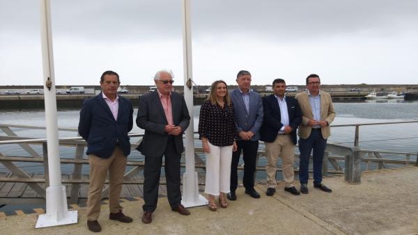 La consejera de Fomento, Marifrán Carazo, en el puerto de Mazagón. La consejera de Fomento, Marifrán Carazo, en el puerto de Mazagón.