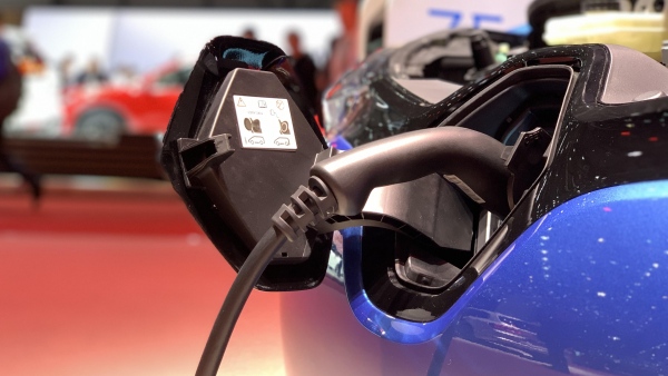 Vehículo eléctrico cargando. Vehículo eléctrico cargando.
