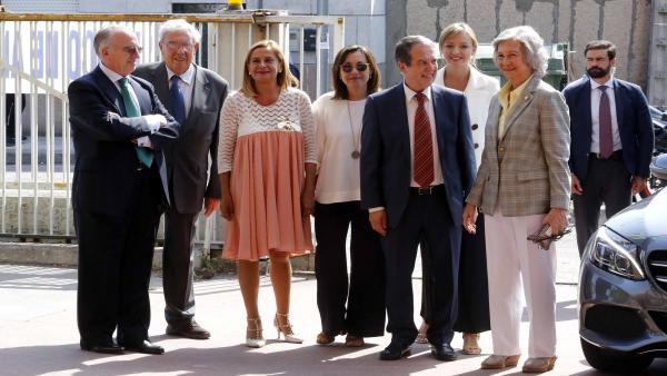 (I-D) La Reina Sofía (con chaqueta de cuadros gris) junto al alcalde de Vigo, Abel Caballero, en su visita al Banco de Alimento de Vigo con la presencia del presidente de la fundación, Pedro Pereira (a la izquierda), y el vicepresidente de la Federación E (I-D) La Reina Sofía (con chaqueta de cuadros gris) junto al alcalde de Vigo, Abel Caballero, en su visita al Banco de Alimento de Vigo con la presencia del presidente de la fundación, Pedro Pereira (a la izquierda), y el vicepresidente de la Federación E