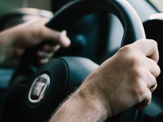 Velocidad reducida, radio limitado o circular de día: las restricciones de algunos conductores al volante.