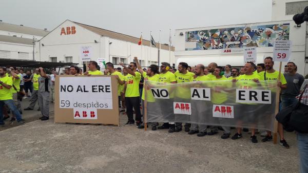 Trabajadores de ABB concentrados ante la factoria de Córdoba contra el ERE planteado por la empresa. Trabajadores de ABB concentrados ante la factoria de Córdoba contra el ERE planteado por la empresa.