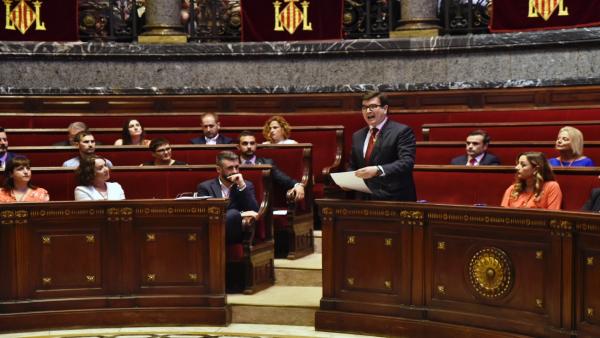 El concejal de Ciudadanos-Valencia, Fernando Giner, durante su intervención en la sesión de constitución del Ayuntamiento de Valencia. El concejal de Ciudadanos-Valencia, Fernando Giner, durante su intervención en la sesión de constitución del Ayuntamiento de Valencia.
