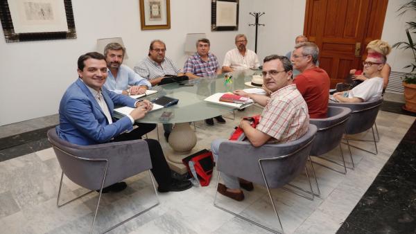 José María Bellido y Juan Andrés de Gracia, en primer término, duranrte la reunión en el Ayuntamiento. José María Bellido y Juan Andrés de Gracia, en primer término, duranrte la reunión en el Ayuntamiento.