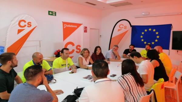 Isabel Albás (centro) en su reunión con el comité de empresa de ABB Isabel Albás (centro) en su reunión con el comité de empresa de ABB