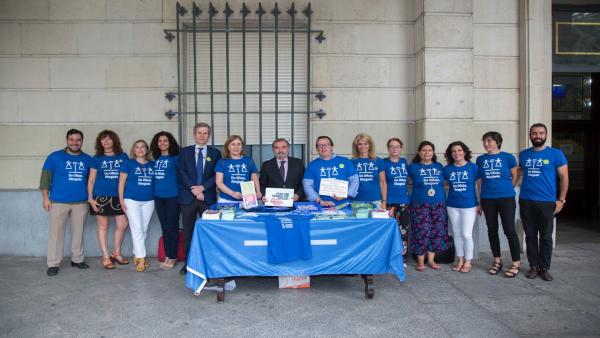 Mesa divulgativa instalada por el Colegio de Abogados de Sevilla con motivo del Día de la Justicia Gratuita y del Turno de Oficio Mesa divulgativa instalada por el Colegio de Abogados de Sevilla con motivo del Día de la Justicia Gratuita y del Turno de Oficio