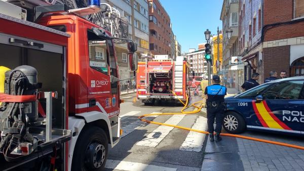 Bomberos intervienen en un local en Oviedo Bomberos intervienen en un local en Oviedo