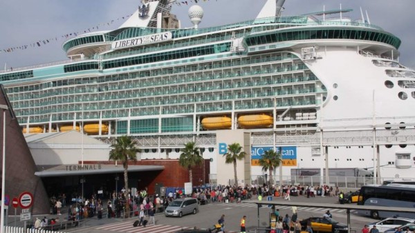 Pasajeros entrando y saliendo de un crucero en Barcelona. Pasajeros entrando y saliendo de un crucero en Barcelona.