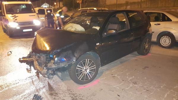 Coche que ha colisionado con otros seis vehículos Coche que ha colisionado con otros seis vehículos