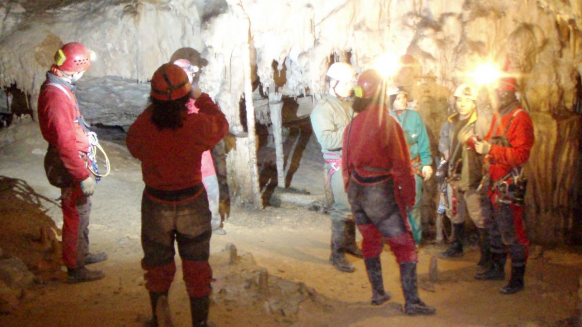 ¿Cómo es la ruta de la cueva Coventosa, la más mítica de España y la que más rescates acumula?