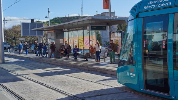 El tranvía de Tenerife, en una parada El tranvía de Tenerife, en una parada