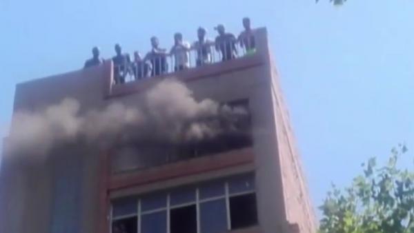 Imagen del incendio con las personas atrapadas en la azotea. Imagen del incendio con las personas atrapadas en la azotea.