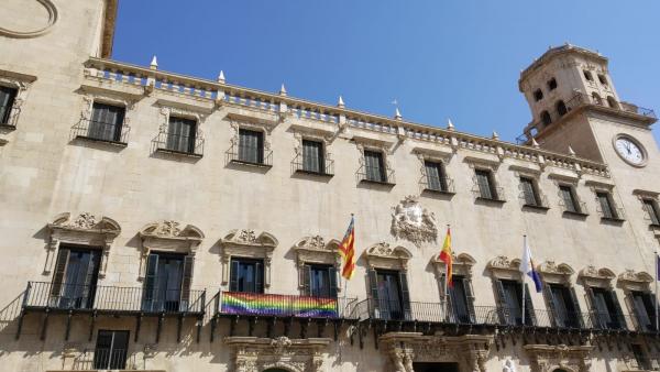 Bandera del arcoiris colgada en el Ayuntamiento este lunes. Bandera del arcoiris colgada en el Ayuntamiento este lunes.