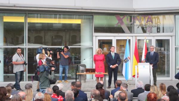 La delegada territorial de la Xunta en Vigo, Corina Porro, junto al presidente y el vicepresidente del Gobierno gallego, Alberto Núñez Feijóo y Alfonso Rueda, durante el acto de su toma de posesión del cargo La delegada territorial de la Xunta en Vigo, Corina Porro, junto al presidente y el vicepresidente del Gobierno gallego, Alberto Núñez Feijóo y Alfonso Rueda, durante el acto de su toma de posesión del cargo
