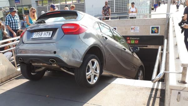 Imagen captada por un ciudadano del coche encastado en la boca de metro de Plaza España de Barcelona. Imagen captada por un ciudadano del coche encastado en la boca de metro de Plaza España de Barcelona.