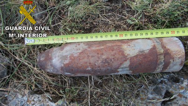 Uno de los proyectiles de artillería de la Guerra Civil desactivados en Aralla de Luna (León). Uno de los proyectiles de artillería de la Guerra Civil desactivados en Aralla de Luna (León).