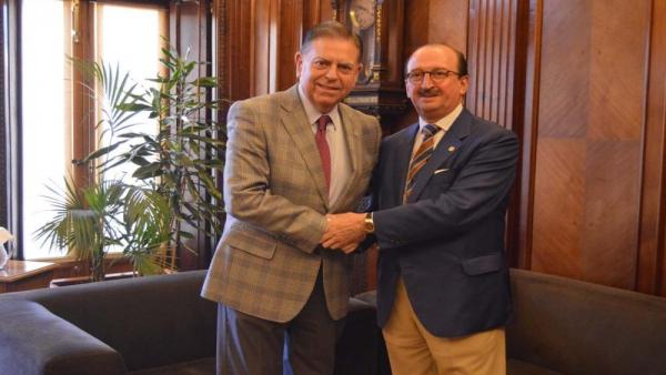 El alcalde de Oviedo, Alfredo Canteli, y el presidente del Colegio Oficial de Médicos de Asturias, Alejandro Braña. El alcalde de Oviedo, Alfredo Canteli, y el presidente del Colegio Oficial de Médicos de Asturias, Alejandro Braña.