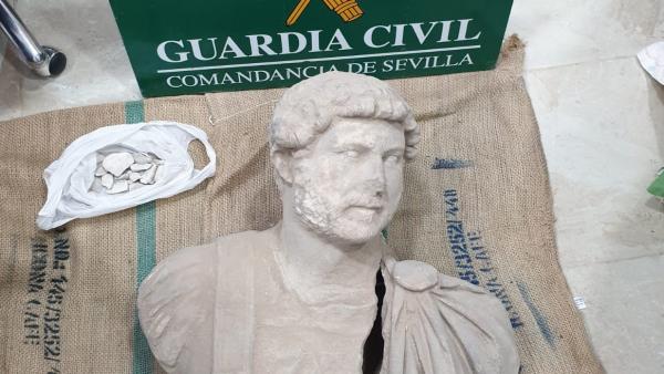 Busto de Adriano recuperado por la Guardia Civil. Busto de Adriano recuperado por la Guardia Civil.
