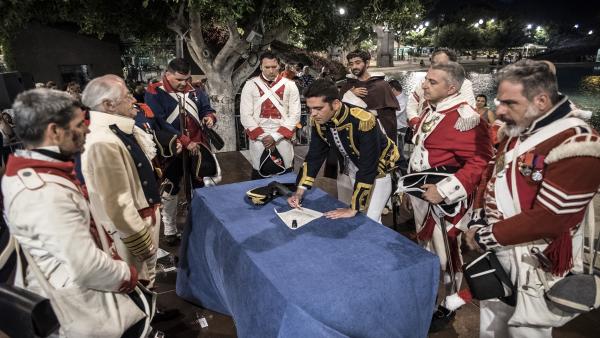 Firma de la capitulación en la 'Gesta del 25 de Julio', en Santa Cruz de Tenerife Firma de la capitulación en la 'Gesta del 25 de Julio', en Santa Cruz de Tenerife