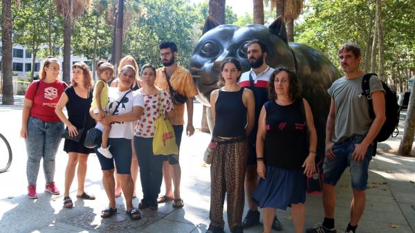 Algunas de las familias que se han podido quedar en el bloque del número 99 de la calle Hospital de Barcelona. Algunas de las familias que se han podido quedar en el bloque del número 99 de la calle Hospital de Barcelona.