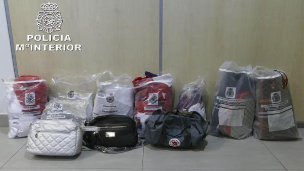 Prendas y efectos falsificados intervenidos por la Policía Nacional en Sanfermines Prendas y efectos falsificados intervenidos por la Policía Nacional en Sanfermines