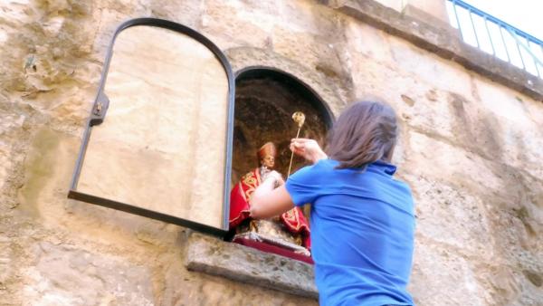La habitual imagen de San Fermín regresa a la hornacina de la cuesta de Santo Domingo La habitual imagen de San Fermín regresa a la hornacina de la cuesta de Santo Domingo
