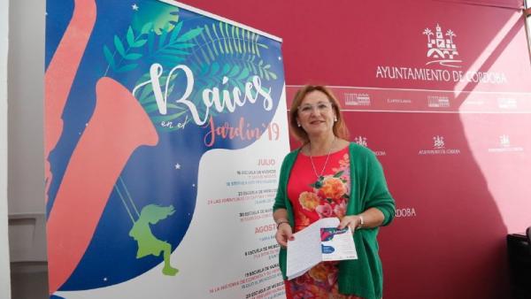 La presidenta del Ingema, Laura Ruiz junto un cartel del programa 'Raíces en el Jardín' 2019, en la reciente presentación del mismo. La presidenta del Ingema, Laura Ruiz junto un cartel del programa 'Raíces en el Jardín' 2019, en la reciente presentación del mismo.