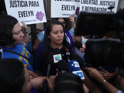 Salvadoreña acusada de homicidio por supuesto aborto enfrentará nuevo juicio