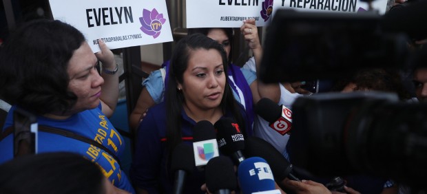 Salvadoreña acusada de homicidio por supuesto aborto enfrentará nuevo juicio