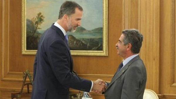 El Rey Felipe VI con Miguel Ángel Revilla en 2015 El Rey Felipe VI con Miguel Ángel Revilla en 2015