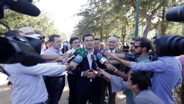 El presidente del PP-A y de la Junta, Juanma Moreno, atiende a los medios en Málaga El presidente del PP-A y de la Junta, Juanma Moreno, atiende a los medios en Málaga