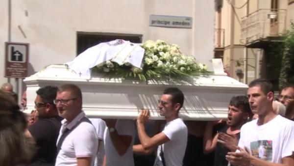 Niño muerto en un accidente cuando su padre hacía un directo en Facebook Niño muerto en un accidente cuando su padre hacía un directo en Facebook