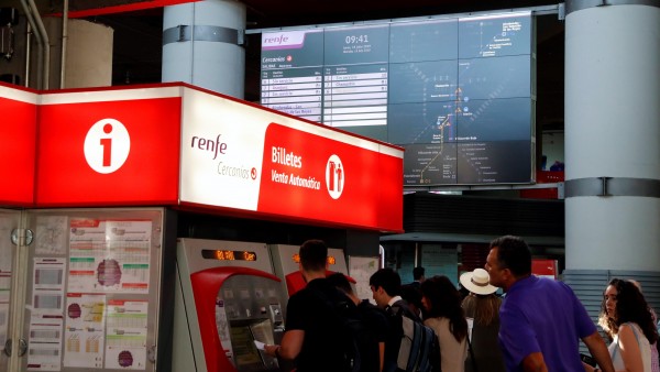 Unos viajeros sacan los billetes de tren en la estación de Atocha Cercanías Unos viajeros sacan los billetes de tren en la estación de Atocha Cercanías