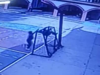 Niño jugando en una portería