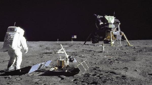 El protagonista fue el astronauta de la misión Apolo 11 Neil Armstrong, seguido de Edwin Aldrin, a bordo del aterrizador Eagle El protagonista fue el astronauta de la misión Apolo 11 Neil Armstrong, seguido de Edwin Aldrin, a bordo del aterrizador Eagle