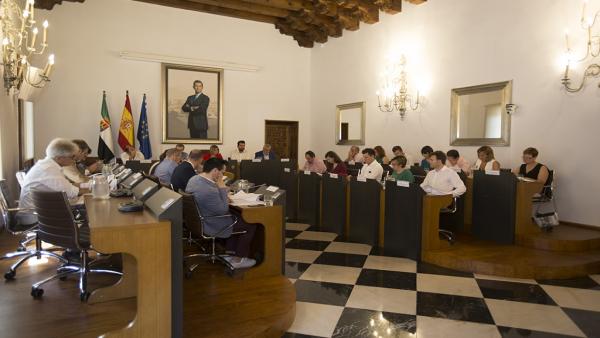 La Diputación de Cáceres celebra pleno La Diputación de Cáceres celebra pleno