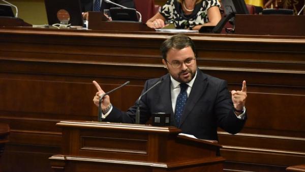 El portavoz del Grupo Parlamentario Popular, Asier Antona, interviene desde la tribuna en el Parlamento de Canarias El portavoz del Grupo Parlamentario Popular, Asier Antona, interviene desde la tribuna en el Parlamento de Canarias