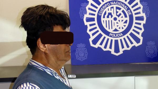Interceptado en el Aeropuerto de Barcelona un hombre que ocultaba cocaína en su peluquín. Interceptado en el Aeropuerto de Barcelona un hombre que ocultaba cocaína en su peluquín.