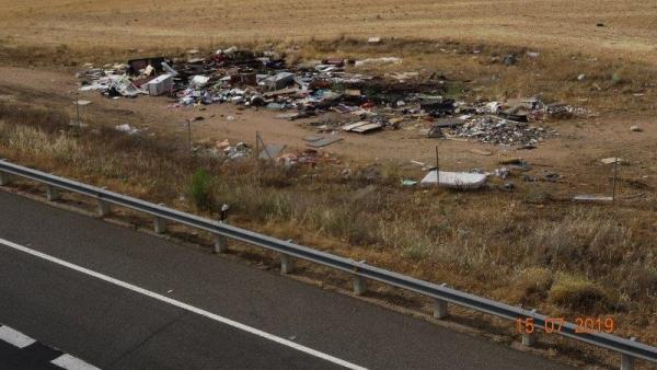 Imagen de un vertedero incontrolado junto a la A-66 a su paso por Salamanca Imagen de un vertedero incontrolado junto a la A-66 a su paso por Salamanca