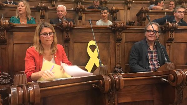 Lazo amarillo colocado en la silla reservada para Joaquim Forn (JxCat) en el pleno de Barcelona. Lazo amarillo colocado en la silla reservada para Joaquim Forn (JxCat) en el pleno de Barcelona.