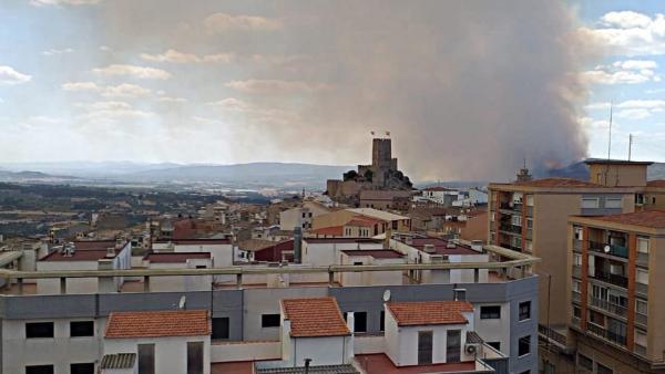 Imagen de la columna de humo del incendio de Beneixama vista desde Banyeres de Mariola ayer lunes. Imagen de la columna de humo del incendio de Beneixama vista desde Banyeres de Mariola ayer lunes.