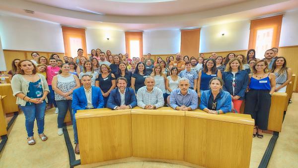El presidente del Cabildo de Tenerife, Carlos Alonso, y el vicepresidente socioeconómico, Efraín Medina, mantienen un encuentro con personal técnico de 'Barrios por el Empleo' El presidente del Cabildo de Tenerife, Carlos Alonso, y el vicepresidente socioeconómico, Efraín Medina, mantienen un encuentro con personal técnico de 'Barrios por el Empleo'